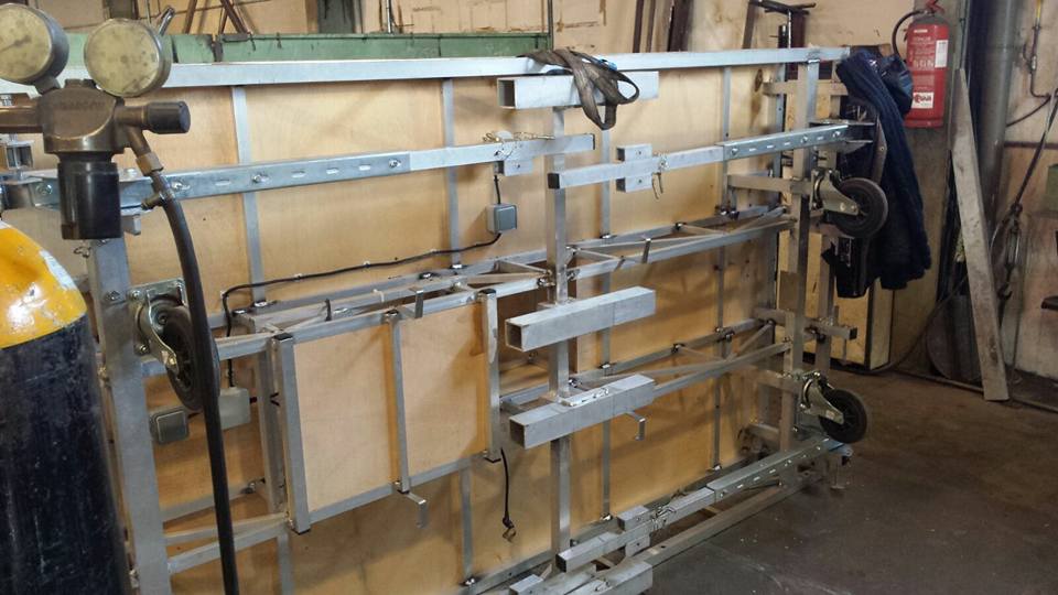 Se realizan labores de mantenimiento en los pasos del Señor y su Santísima Madre