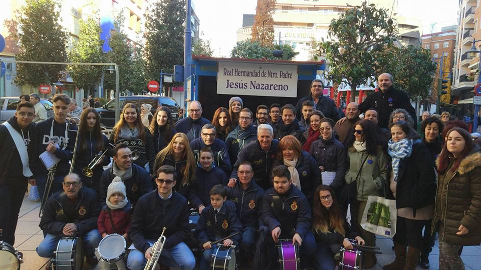 La VII Caravana Solidaria Nazarena a favor de Cáritas Talavera lleva el espíritu navideño a las calles del centro